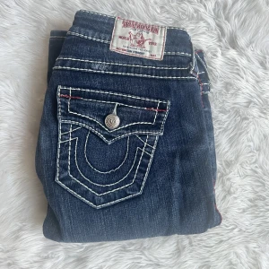 True religion jeans  - Aldrig använda, lågmidjade true religion jeans i storlek 28. De är tighta upptill å utsvängda ner till. 