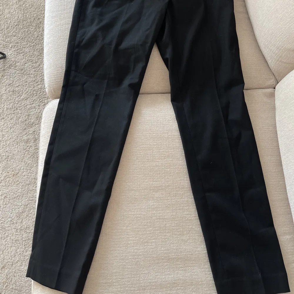 Svarta kostymbyxor använt fåtal gånger, strl 36. Högmidjade och väldigt sköna.. Jeans & Byxor.