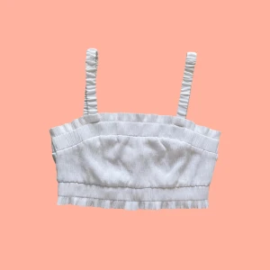 Vit topp - Skick: Nyskick. Jag är 166cm lång med storlekar S/M för referens! Läs mina villkor bland gillat! Ställ gärna frågor🩵