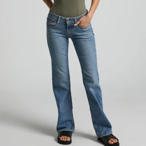 Levis Jeans - Säljer mina Levis Jeans, modellen ”Super low bootcut”. Bara att skriva om ni har nån fråga eller skulle vilja ha mer bilder🙌🏻🤍💕Köpta nya för 1000 ungefär, bara använda några gånger då jag tyckte dom är lite korta för mig! Pris kan diskuteras!