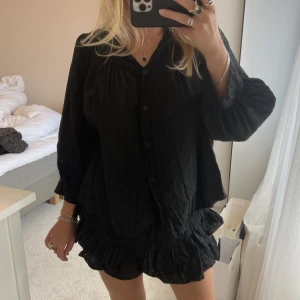 Sett - !!kan ej lösa fler bilder eller mått!! Dösnygg sett, kjolen har insydda shorts. Oanvänd 