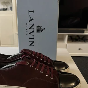 Lanvins - Har ett par vinröda lanvins i väldigt bra skick inga synliga defekter. Box medföljer. Nypris ca 4500kr