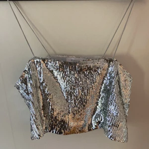 Paljettlinne  - Linne från hannalicious x nakd. Använt någon enstaka gång bara! Så himla snygg topp till nyår etc 🤩✨