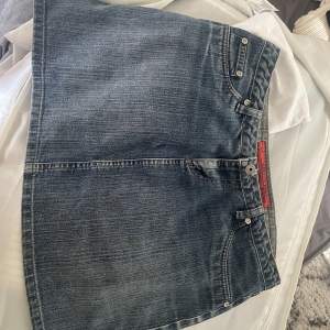 Säljer en mini jeanskjol jag köpte för 250kr på secondhand. Sitter snyggt low waist på kroppen. Storlek M men passar M-stor Xs Skriv för fler bilder 😊🙌🏻