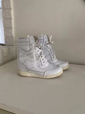 Sneakers- Kilklack  - Sneakers med kilklack från Marc Jacobs. Väldigt fint skick, endast är använda fåtal gånger. Fläck på snören men kan enkelt tvättas bort. Strl 40 men väldigt små i storleken snarare 38/39. Kartong/ kvitto medföljer ej🙌🏼💕  Nypris: Ca 1500kr Mitt pris: 499kr