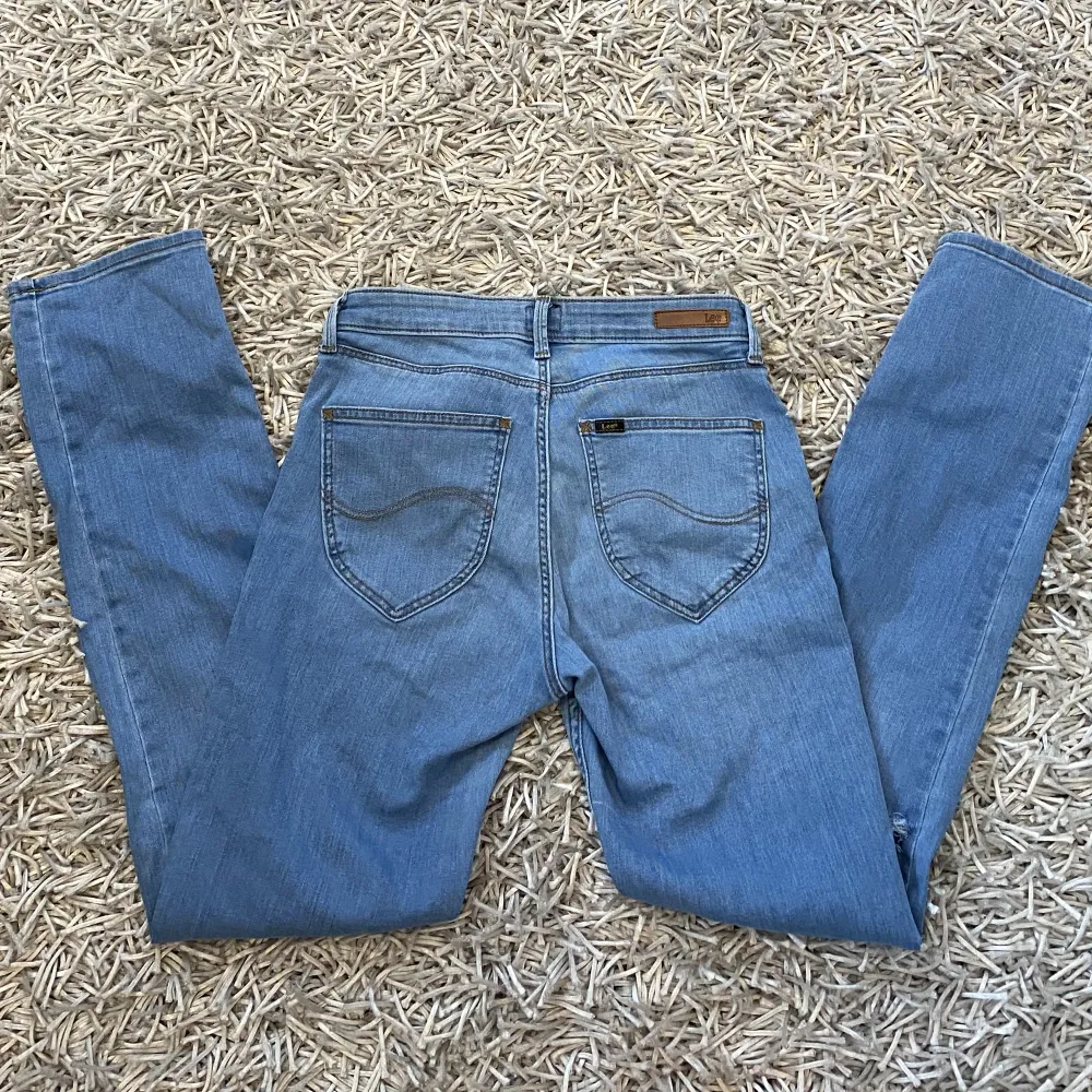 Hej! Säljer dessa lågmidjade jeans från lee i storlek W27 L31, skulle säga att dom är lite utsvänga, midja: 69cm innerben:76 (passar mig som är 170 och bär storlek S/34) 🩷skriv till mig för fler frågor och skriv gärna innan du trycker på köp nu!! . Jeans & Byxor.