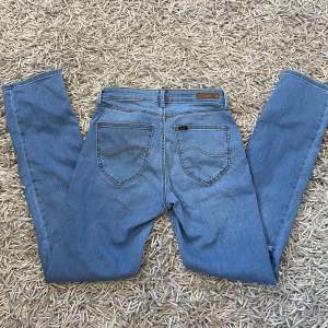 Hej! Säljer dessa lågmidjade jeans från lee i storlek W27 L31, skulle säga att dom är lite utsvänga, midja: 69cm innerben:76 (passar mig som är 170 och bär storlek S/34) 🩷skriv till mig för fler frågor och skriv gärna innan du trycker på köp nu!! 