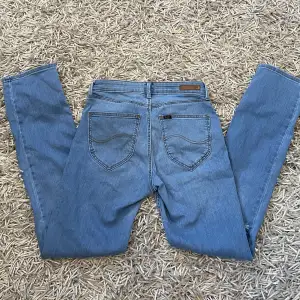 Hej! Säljer dessa lågmidjade jeans från lee i storlek W27 L31, skulle säga att dom är lite utsvänga, midja: 69cm innerben:76 (passar mig som är 170 och bär storlek S/34) 🩷skriv till mig för fler frågor och skriv gärna innan du trycker på köp nu!! 