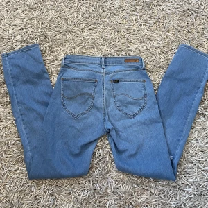 Lågmidjade jeans  - Hej! Säljer dessa lågmidjade jeans från lee i storlek W27 L31, skulle säga att dom är lite utsvänga, midja: 69cm innerben:76 (passar mig som är 170 och bär storlek S/34) 🩷skriv till mig för fler frågor och skriv gärna innan du trycker på köp nu!! 