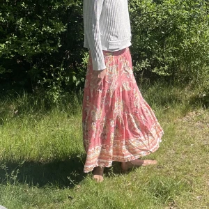 Mönstrad långkjol - Säljer min supersnygga långkjol, då den inte kommer till användning! Köptes i fjällbacka i april och är använd ett fåtal gånger!💖(95cm lång för ferens) Tar endast bud över 400kr