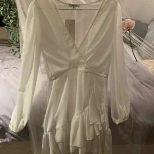 vit sommarklänning/beachcoverup från chiquelle  - Aldrig använd, alla lappar kvar, strl Xs men passar bra på mig som har S, köpt för flera år sen men aldrig kommit till användning💕skriv om ni har frågor så svarar jag så snabbt jag kan💕  Mått- längd: 88cm  midja: 46cm (justerbar med knytbart snöre) 