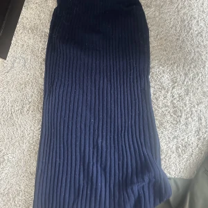 Ribbad stickad kjol - Ribbad stickad navy  kjol från wakakuu icons. Storlek XS. Nypris  1599💞