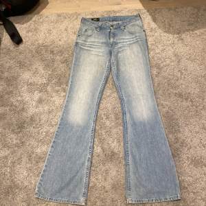 Ett par fina lee jeans i storlek 28/33. Passar ca XS/S. Väldigt bra skick och använda mycket få gånger.  Midjemått: 69cm  innreben: 84cm   Skicka gärna meddelande om ni har fler frågor! 🫶
