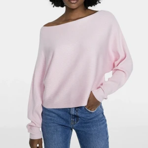 Tröja - Rosa stickad tröja. Modellen bär storlek S. Helt ny och oanvänd 