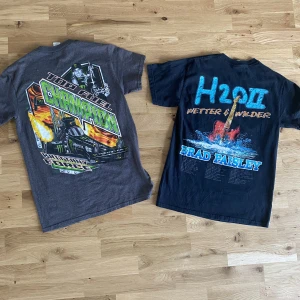 2 pack tröjor - Säljer nu mina snygga tröjor av väldigt bra kvalite. Bra skick & tagit väl hand om dem. Tål att tvättas i tvättmaskin 30grader Du får 2st i storlek S Tidlösa och går att matcha till det mesta! Priset är 70 exkl frakt. 