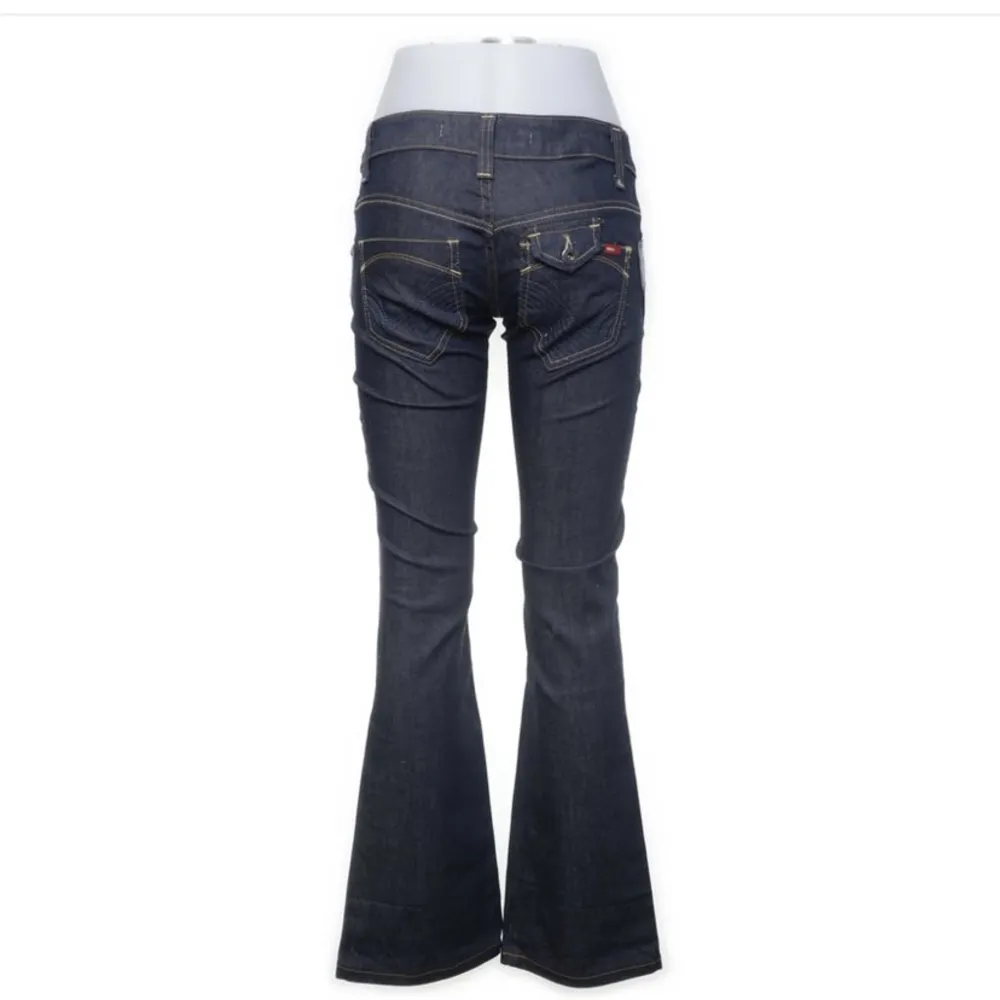Lågmidjade jeans från only med en fin bakficka som är utsvängda🤩🤩 Säljer då de inte kommer till användning och var för långa. Köparen står för frakten men kan mötas och pris kan diskuteras!! . Jeans & Byxor.