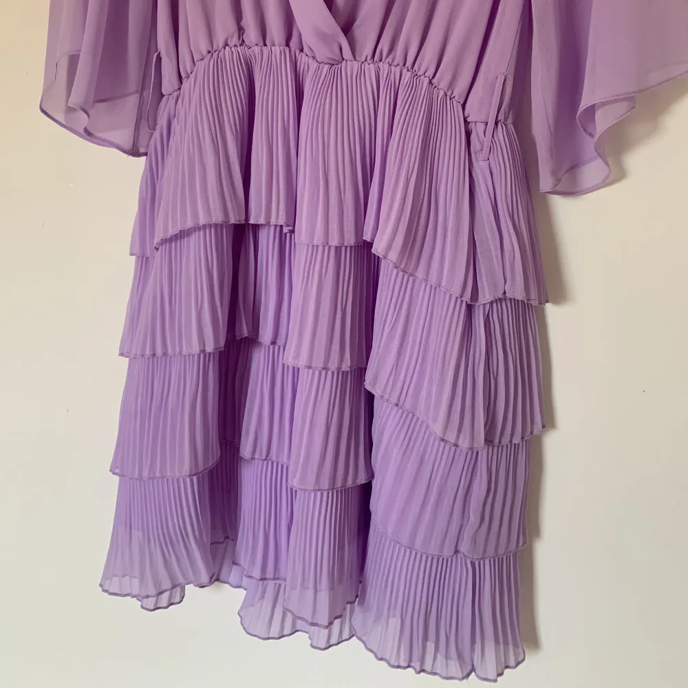Osäker på om jag vill sälja, men kollar intresset eftersom den inte kommit till användning ännu. Supergullig klänning från ZARA i lavendelfärg. 🌼 Storlek XS men passar även S.. Klänningar.