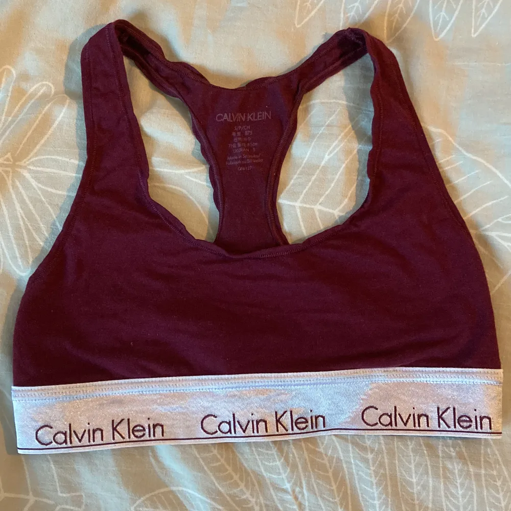 Vinröd Calvin Klein bh. Så fin men för liten för mig🥺. Toppar.