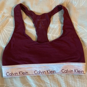 Calvin klein bh - Vinröd Calvin Klein bh. Så fin men för liten för mig🥺