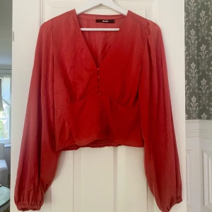 Smickrande röd långärmad topp - Topp från bikbok i en storlek S.  Söta klädda knappar och en smickrande modell! ❤️