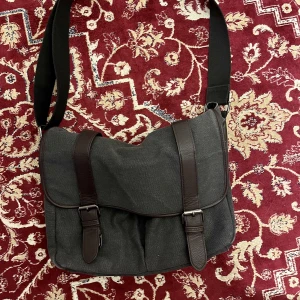 Väska - Grå messenger bag knappt använd 