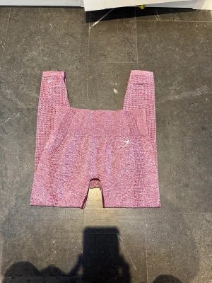 Gymshark tights m ❤️ - Vinröda så fina tights från gymshark. Storlek m, passar mig som vanligtvis har s. Så sköna och fina. Försten till kvarn 🙏🏼