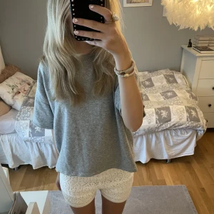 Vita mönster shorts  - Jag säljer dessa vita mönster shorts från zara i storlek S då dom inte kommer till användning. Har använt få gånger men inte mycket alls. Super sköna och somriga❤️