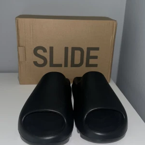 Yeezy Slides  - Säljer nu dessa Yeezy Slides då dom är lite för stora. Använt ett få tal gånger. Skick är så gott som nya. Hör av er om ni är intresserad 