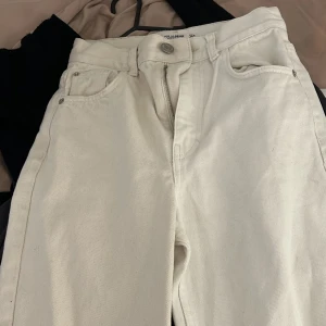 Pull and bear jeans  - Super fina enkla jeans ifrån pull and bear, använt ett få tal gånger.