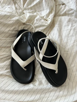 Chunky platform sandals - White sandals with thong and black platform. Size 38. Never used because my feet are too narrow. 