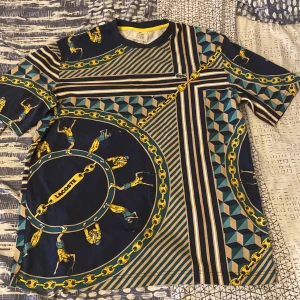 Lacoste T-shirt  - Skitfin Lacoste T-shirt som jag säljer då jag rensar garderoben, använd någon gång annars ny, storlek S men är lite oversized 