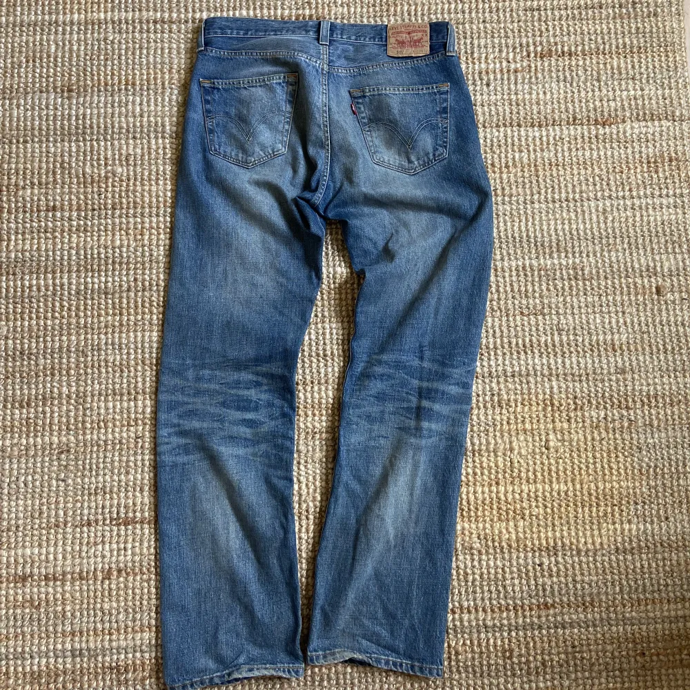 Skitsnygga Levis 501🤍 Sitter lite baggy på mig som normalt sett har 36 i jeans! W33 L32. Jeans & Byxor.