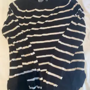 Zara tröjor i nytt skick, använda max 3 gånger. Den svart vita är i storlek S Den grå blåa är i storlek M En tröja för 100kr och båda för 150kr