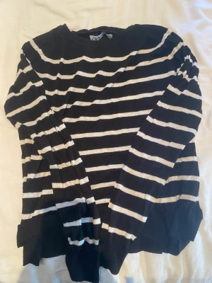 Zara tröjor - Zara tröjor i nytt skick, använda max 3 gånger. Den svart vita är i storlek S Den grå blåa är i storlek M En tröja för 100kr och båda för 150kr