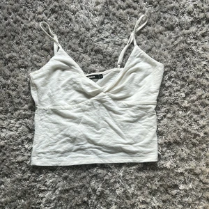 V ringat linne - Vitt v ringat linne