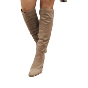 Beiga stövlar  - Säljer dessa super söta stövlar med klack. Storlek 36 