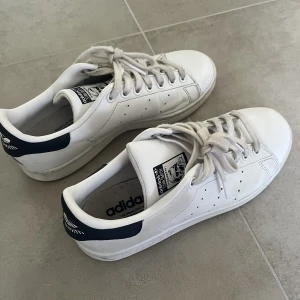 Stan Smith skor - Marinblå Stan Smith skor. Inte slitna förutom de ”smuts” som syns på bild🫶🏻