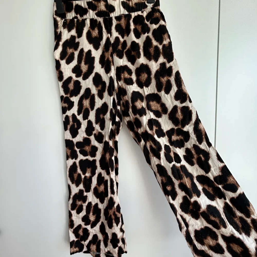 Loose/wide leopard pants in satin. Pockets. . Jeans & Byxor.