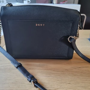 DKNY axelremsväska  - Väska i bra skick, köpt på NK