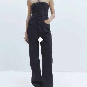 Jumpsuit  - Svart jeans jumpsuit från zara som inte har kommit till användning, sitter som en smäck😍