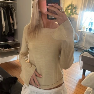 Tröja  - En tröja med utsvängda ärmar i strlk S