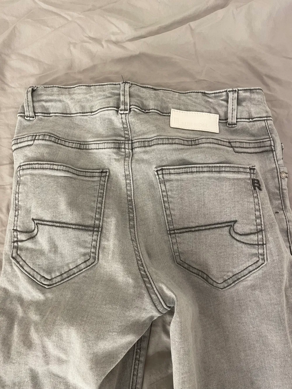 Säljer dessa gråa jeans från blue ridge. Då de e för korta i benen. Kom privat för fler bilder.  . Jeans & Byxor.