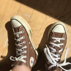 Ett par fina bruna converse i storlek 36, säljer dessa då dom är för små för mig. Ena skosnöret är nyare och lite längre. Lite smutsiga vid sulan i fram men annars i bra skick. Inga hål eller något sånt!