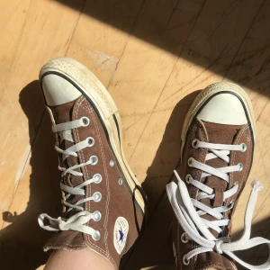 Bruna converse - Ett par fina bruna converse i storlek 36, säljer dessa då dom är för små för mig. Ena skosnöret är nyare och lite längre. Lite smutsiga vid sulan i fram men annars i bra skick. Inga hål eller något sånt!