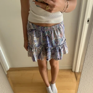 Kjol - Jätte fin mönstrad kjol!! Köptes på Sellpy och den är utan lappar så vet ej märke eller storlek men skulle säga den sitter som s/m💗💗