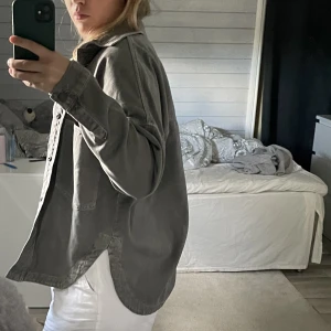 Jeansjacka från zara - Säljer en snygg grå jacka i jeansmaterial. Så skön och fin. Man kan ha den till det mesta, men säljer då jag inte får användning av den🩷 Jackan är från zara i storlek S.