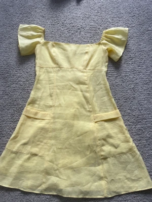 Zara klänning  - Jättefin gul klänning från zara använt en gång är som ny, har två fickor på framsidan och en dragkedja i ryggen 