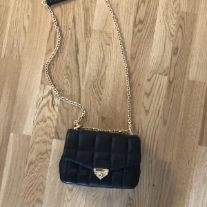 michael kors - michael kors axelremsväska aldirg använd