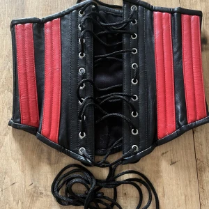 Korsett med snörning - I jättebra skick, har knappt använt då det inte är min stil. Köpt på humana för ett par år sedan. 