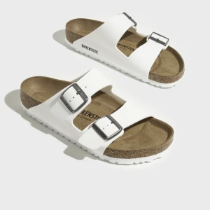 Vita tofflor  - Säljer  pågrund av att dom inte kommer till användning, fint skick! Skriv för egna bilder 